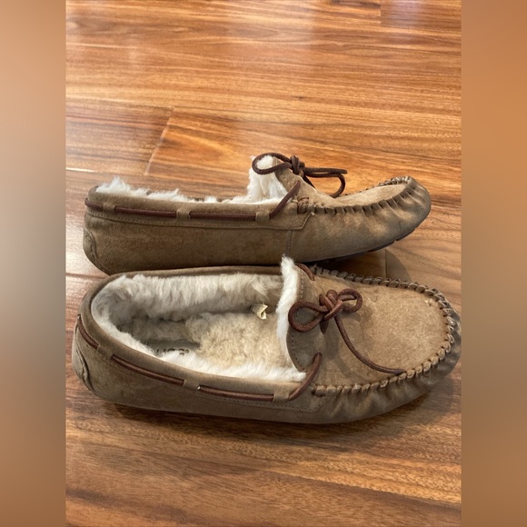 UGG Dakota 5612 Womens Chestnut Suede Sheepskin Slip-On Moccasin Slippers Sz9 - Picture 1 of 14